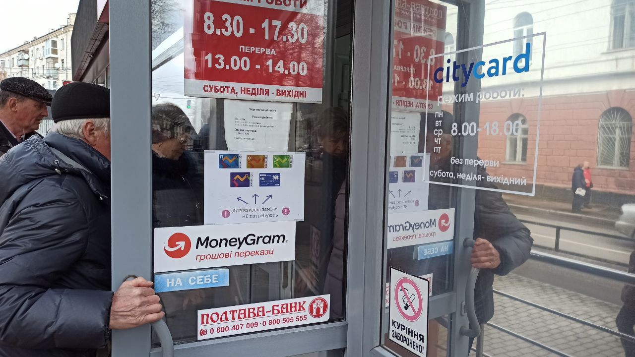 Новини Житомира - фото з У Житомирі - черги на обмін транспортних карток. Фотофакт