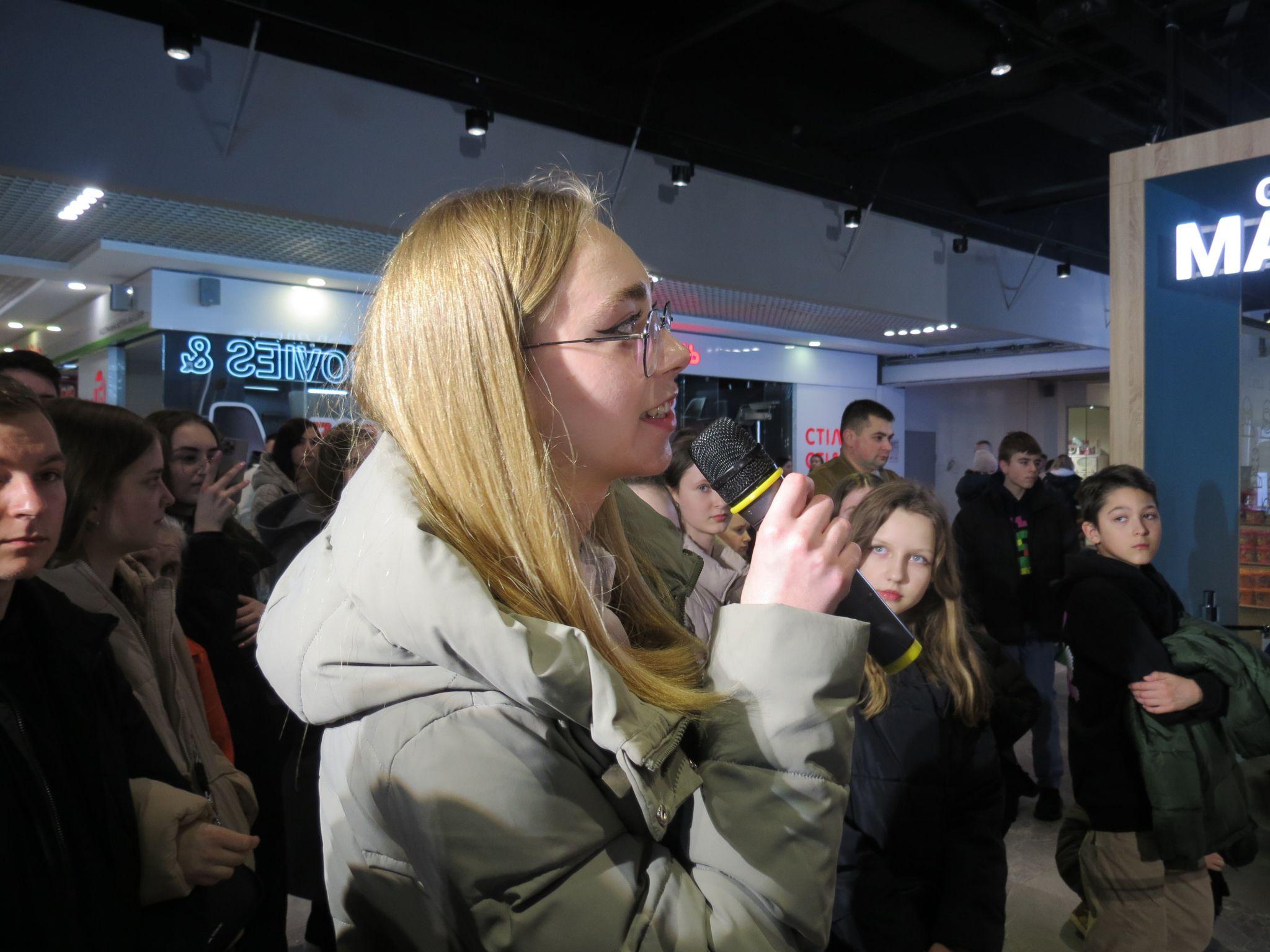 Новини Тернополя - фото з Квитки розкупили на кілька сеансів наперед: Тернопіль відвідали актори фільму за повістю Кузьми Скрябіна