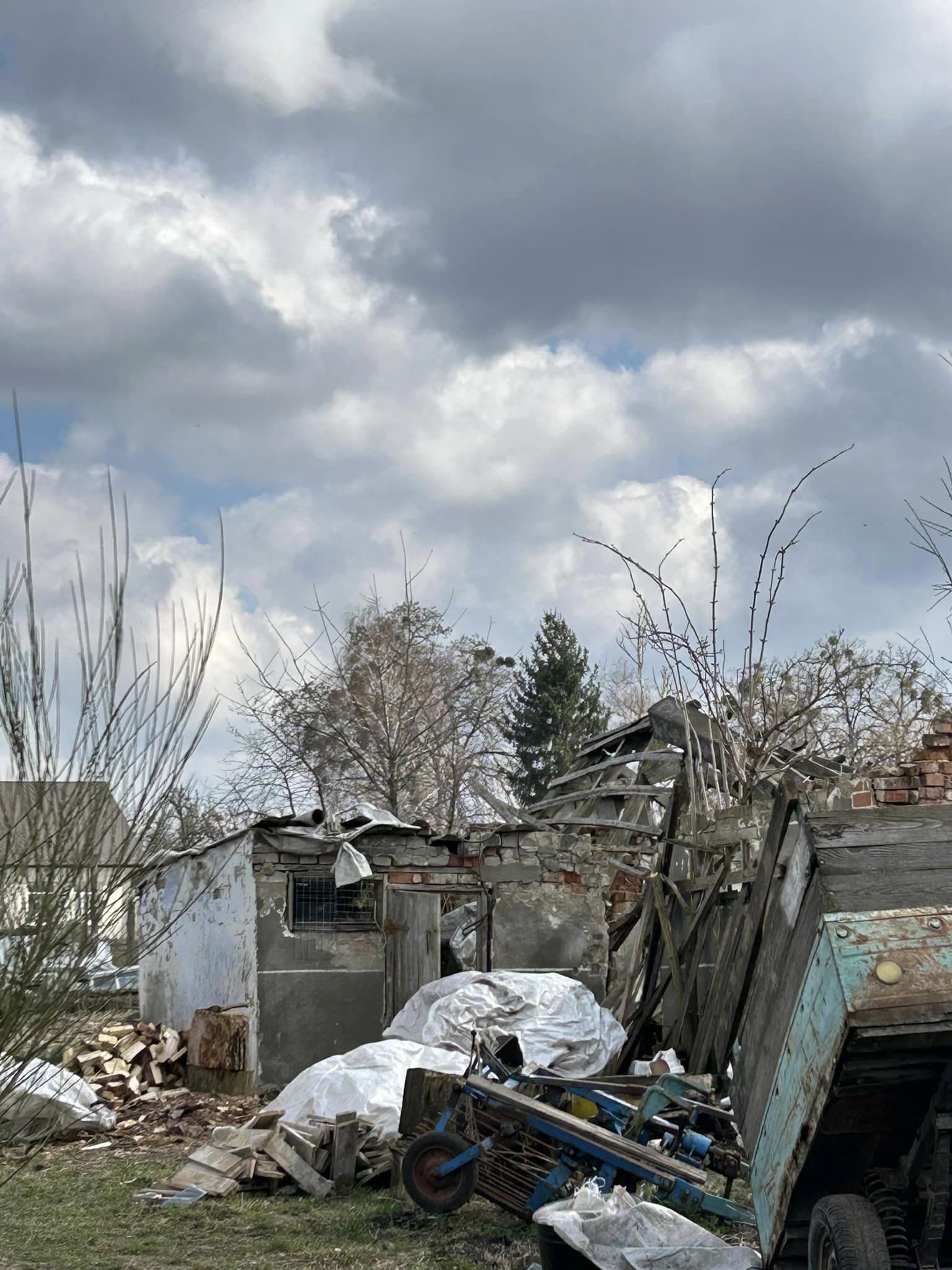 Новини Хмельницького - фото з Зруйновані дахи і стіни: на Шепетівщині показали наслідки нічної атаки (ФОТО)