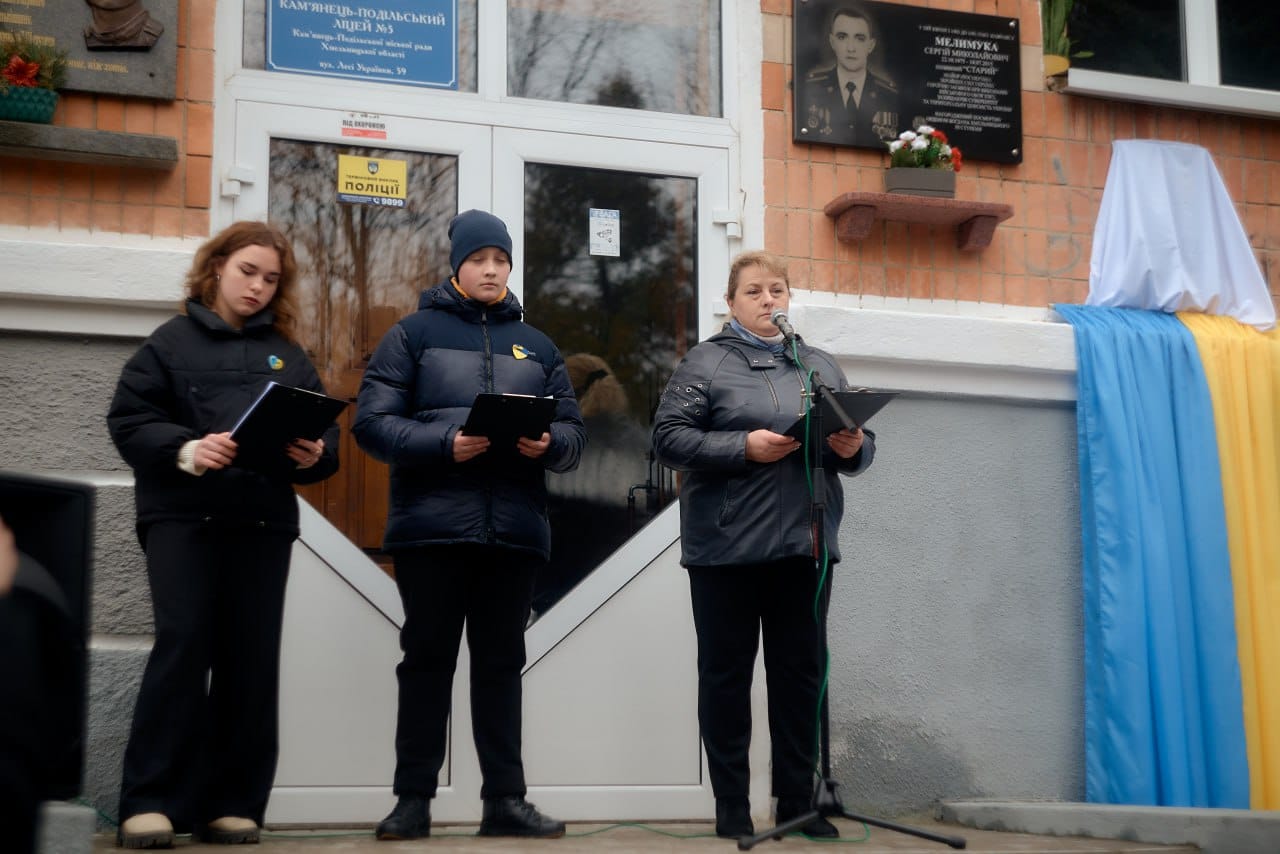 Возможно, это изображение 5 человек и текст