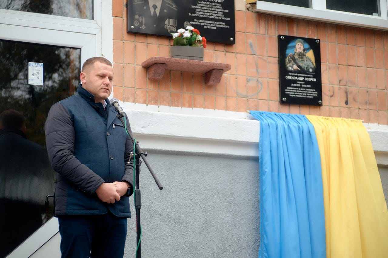 Возможно, это изображение 3 человека и текст