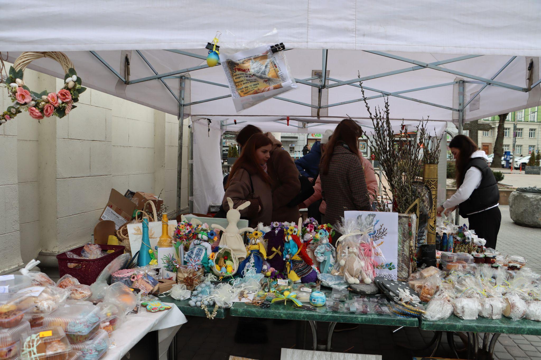 Новини Тернополя - фото з Волонтери ярмаркували у центрі Тернополя і збирали гроші на тактичні аптечки для захисників