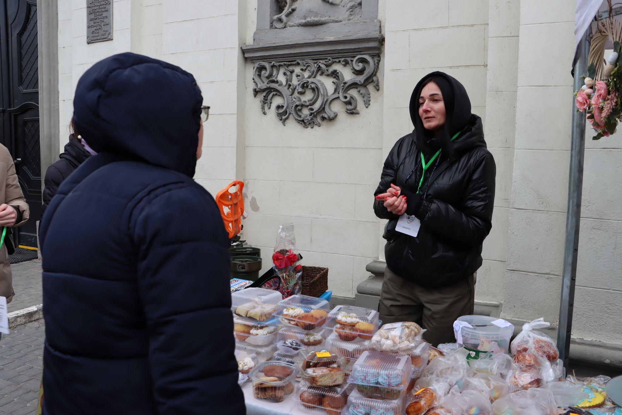 Новини Тернополя - фото з Волонтери ярмаркували у центрі Тернополя і збирали гроші на тактичні аптечки для захисників