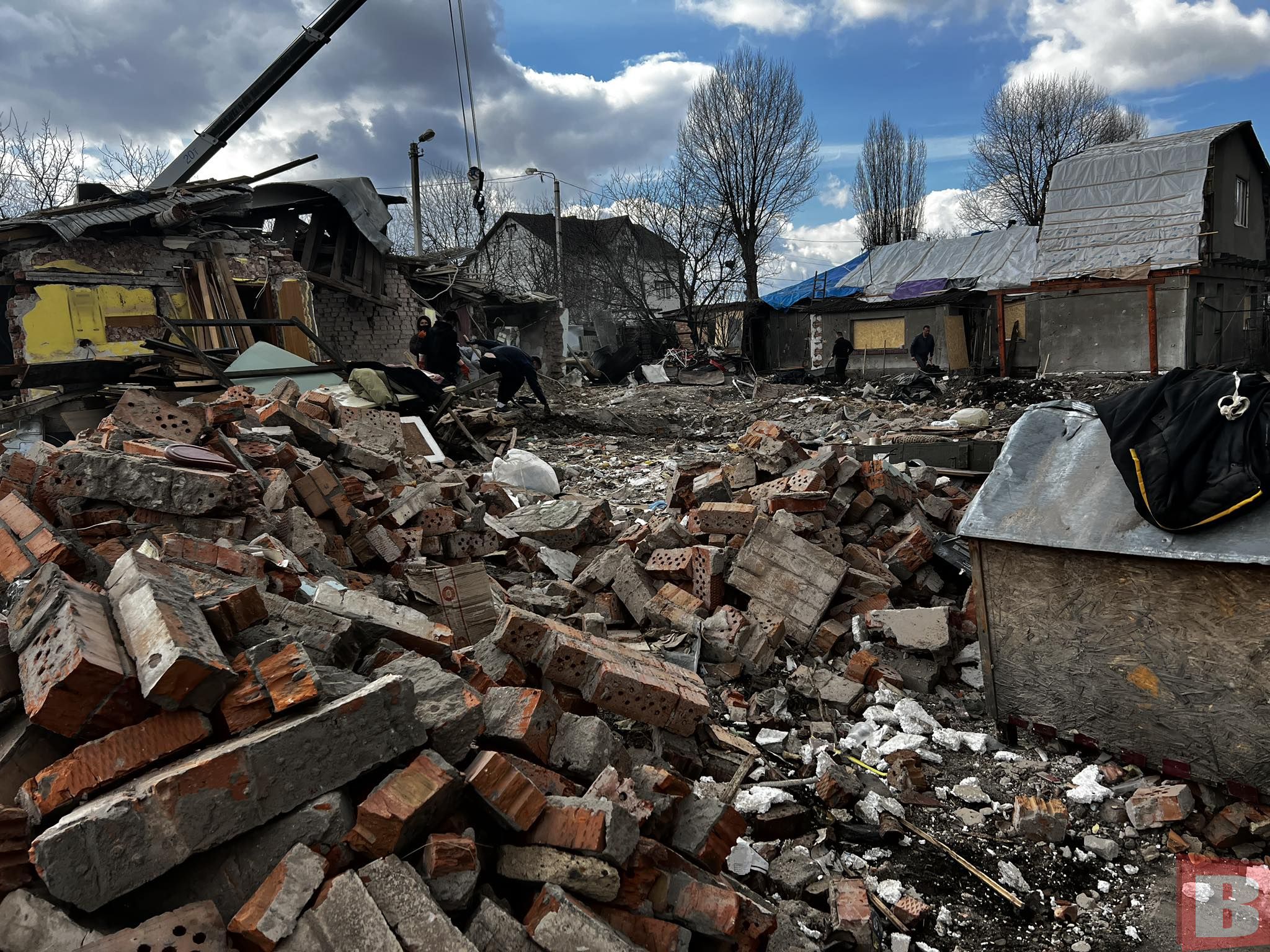 Новини Хмельницького - фото з Хмельничан кличуть допомогти розібрати завали зруйнованого будинку: репортаж з місця удару
