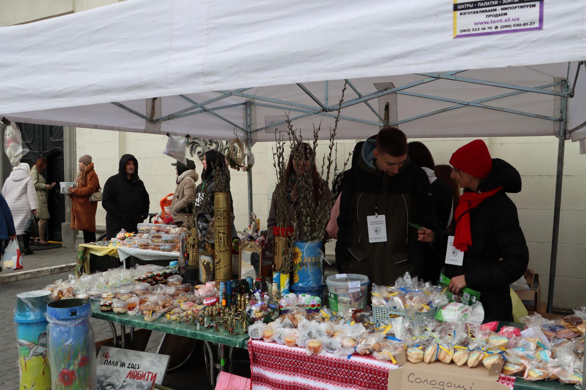 Новини Тернополя - фото з Волонтери ярмаркували у центрі Тернополя і збирали гроші на тактичні аптечки для захисників