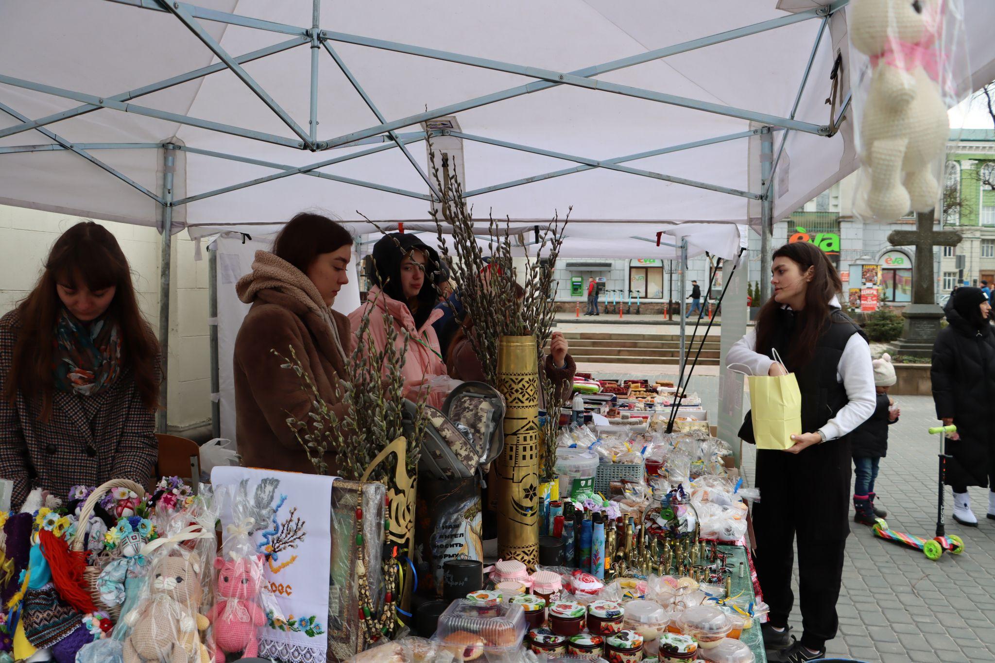 Новини Тернополя - фото з Волонтери ярмаркували у центрі Тернополя і збирали гроші на тактичні аптечки для захисників