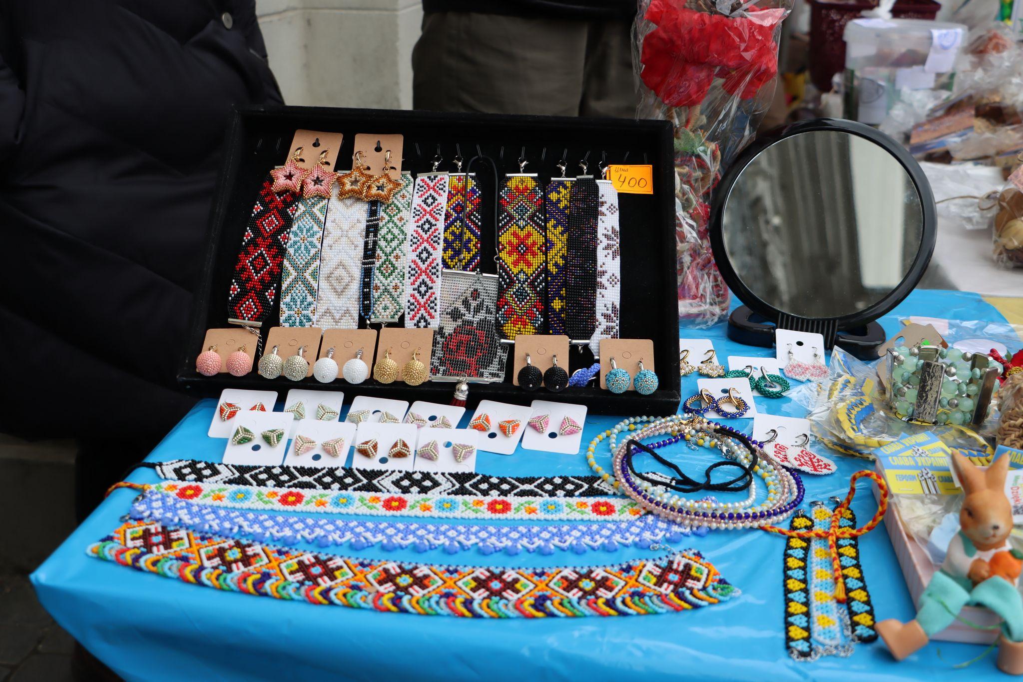 Новини Тернополя - фото з Волонтери ярмаркували у центрі Тернополя і збирали гроші на тактичні аптечки для захисників