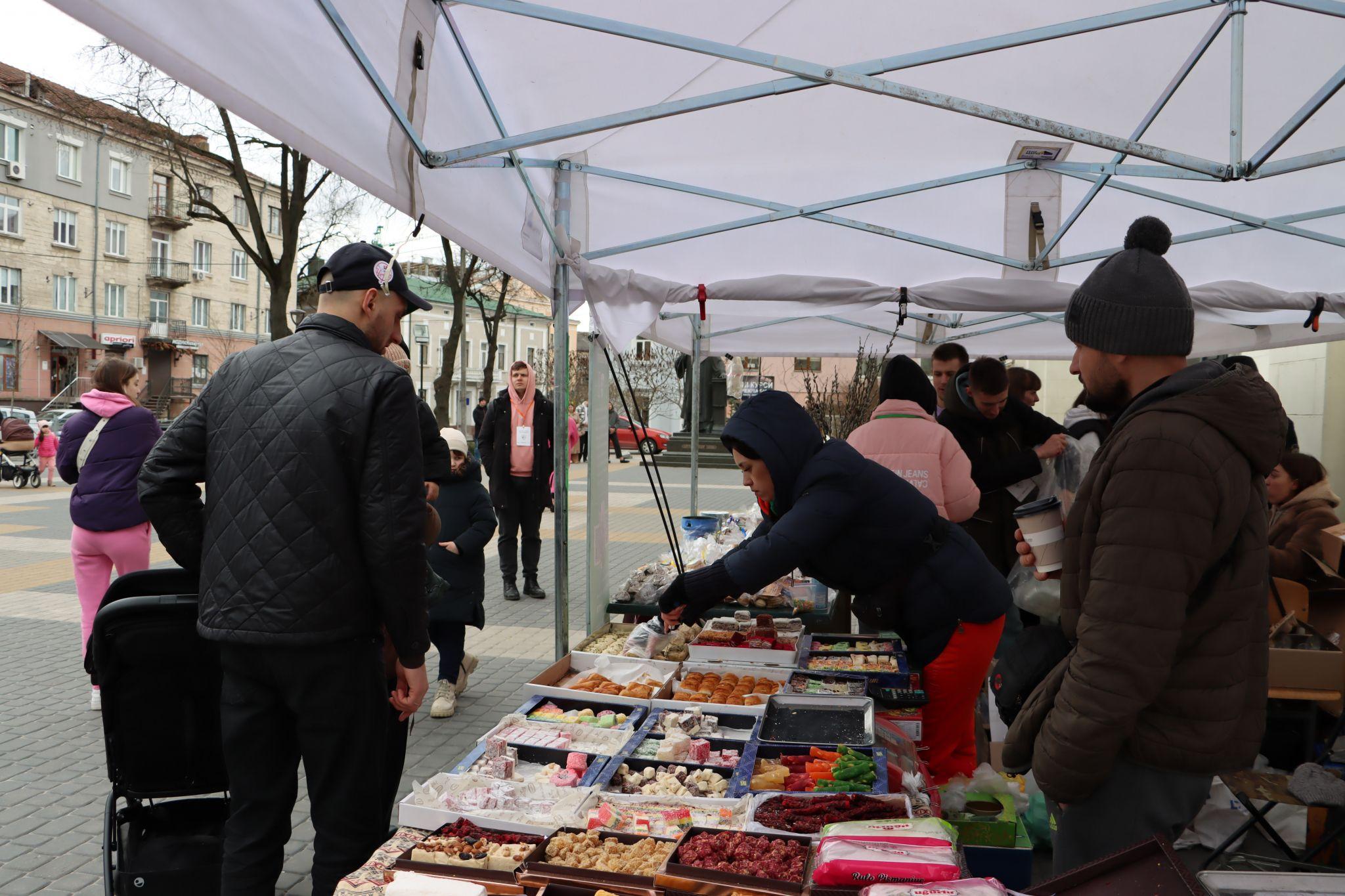 Новини Тернополя - фото з Волонтери ярмаркували у центрі Тернополя і збирали гроші на тактичні аптечки для захисників