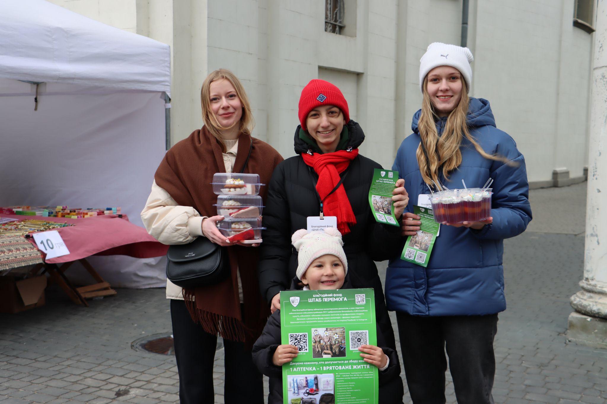 Новини Тернополя - фото з Волонтери ярмаркували у центрі Тернополя і збирали гроші на тактичні аптечки для захисників