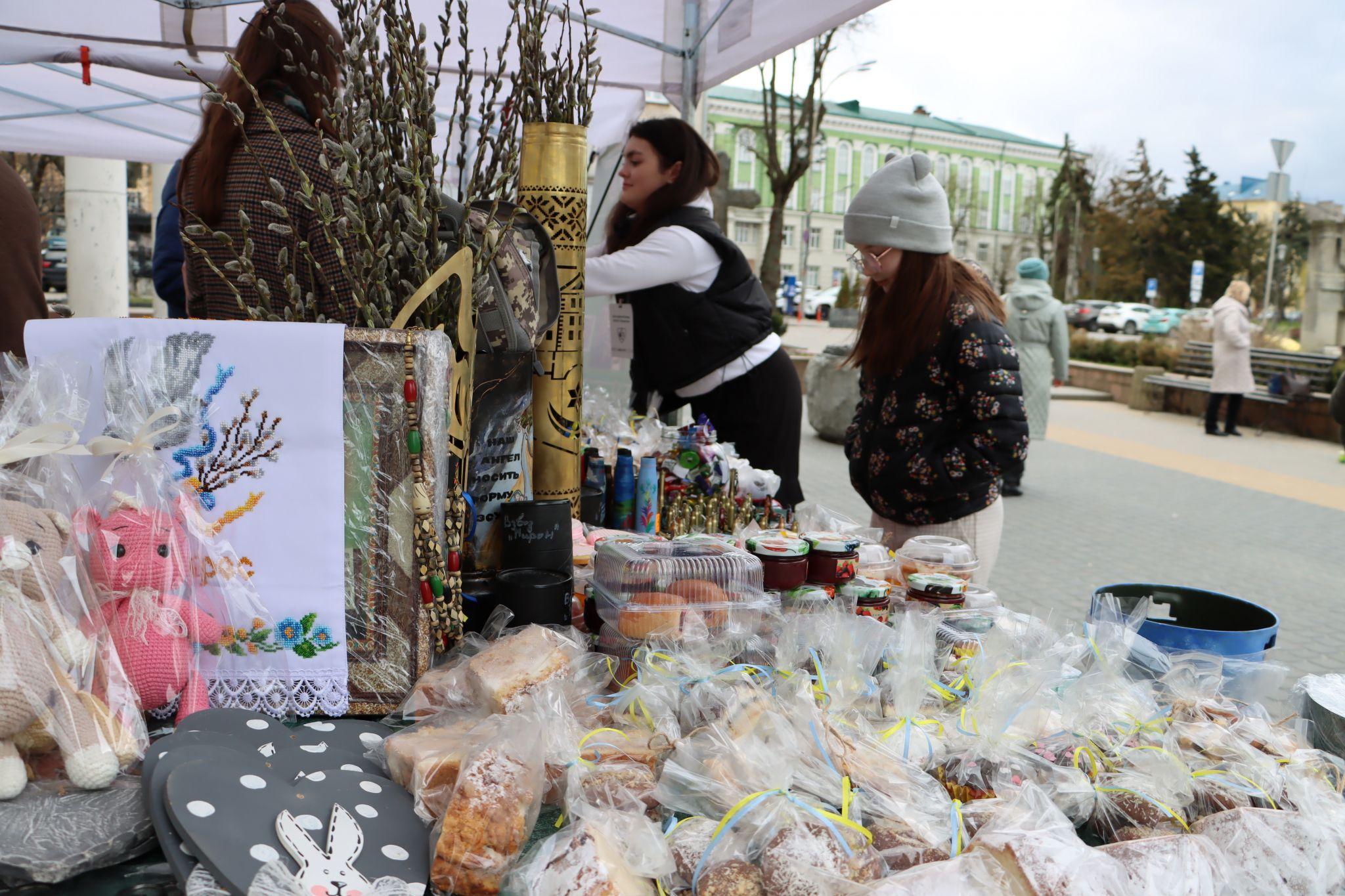 Новини Тернополя - фото з Волонтери ярмаркували у центрі Тернополя і збирали гроші на тактичні аптечки для захисників