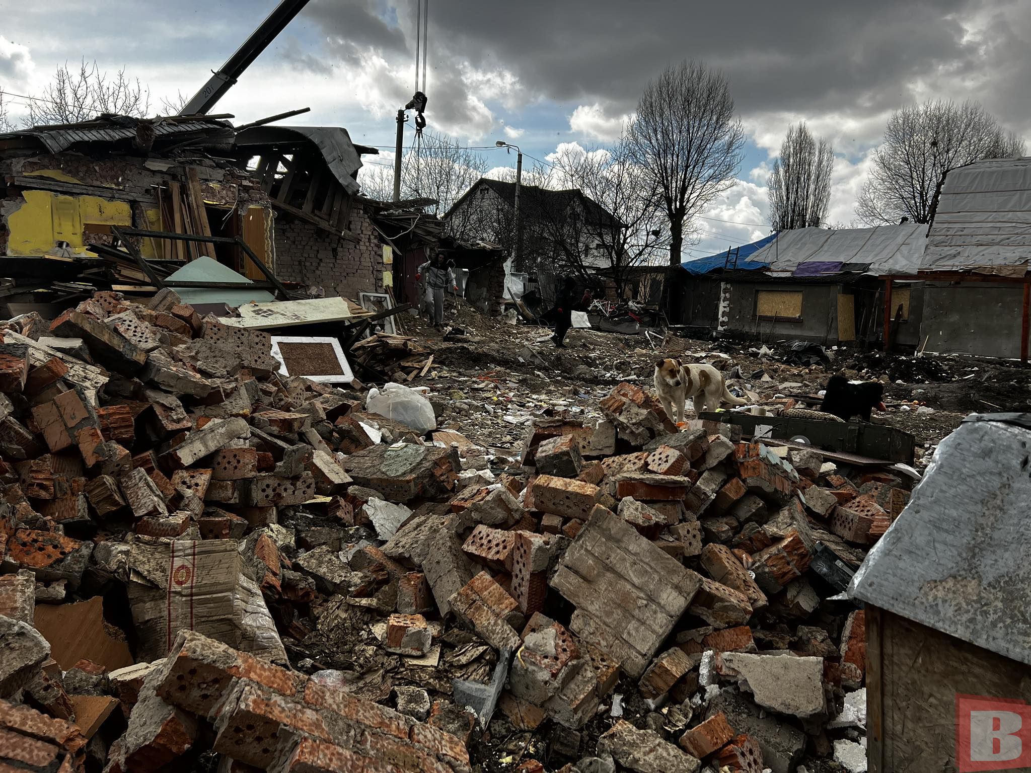 Новини Хмельницького - фото з Хмельничан кличуть допомогти розібрати завали зруйнованого будинку: репортаж з місця удару