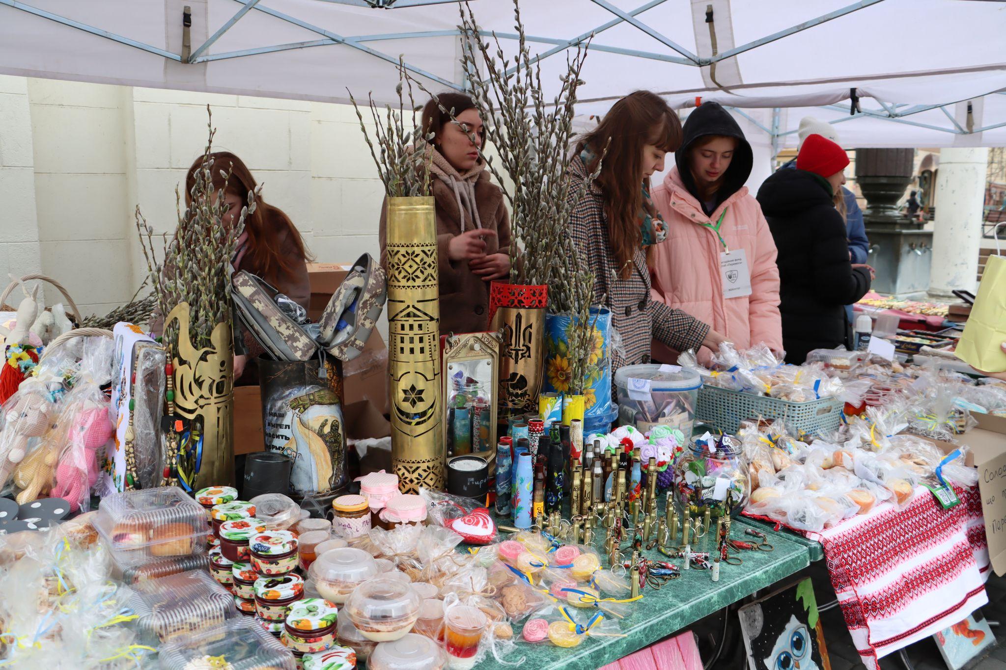 Новини Тернополя - фото з Волонтери ярмаркували у центрі Тернополя і збирали гроші на тактичні аптечки для захисників
