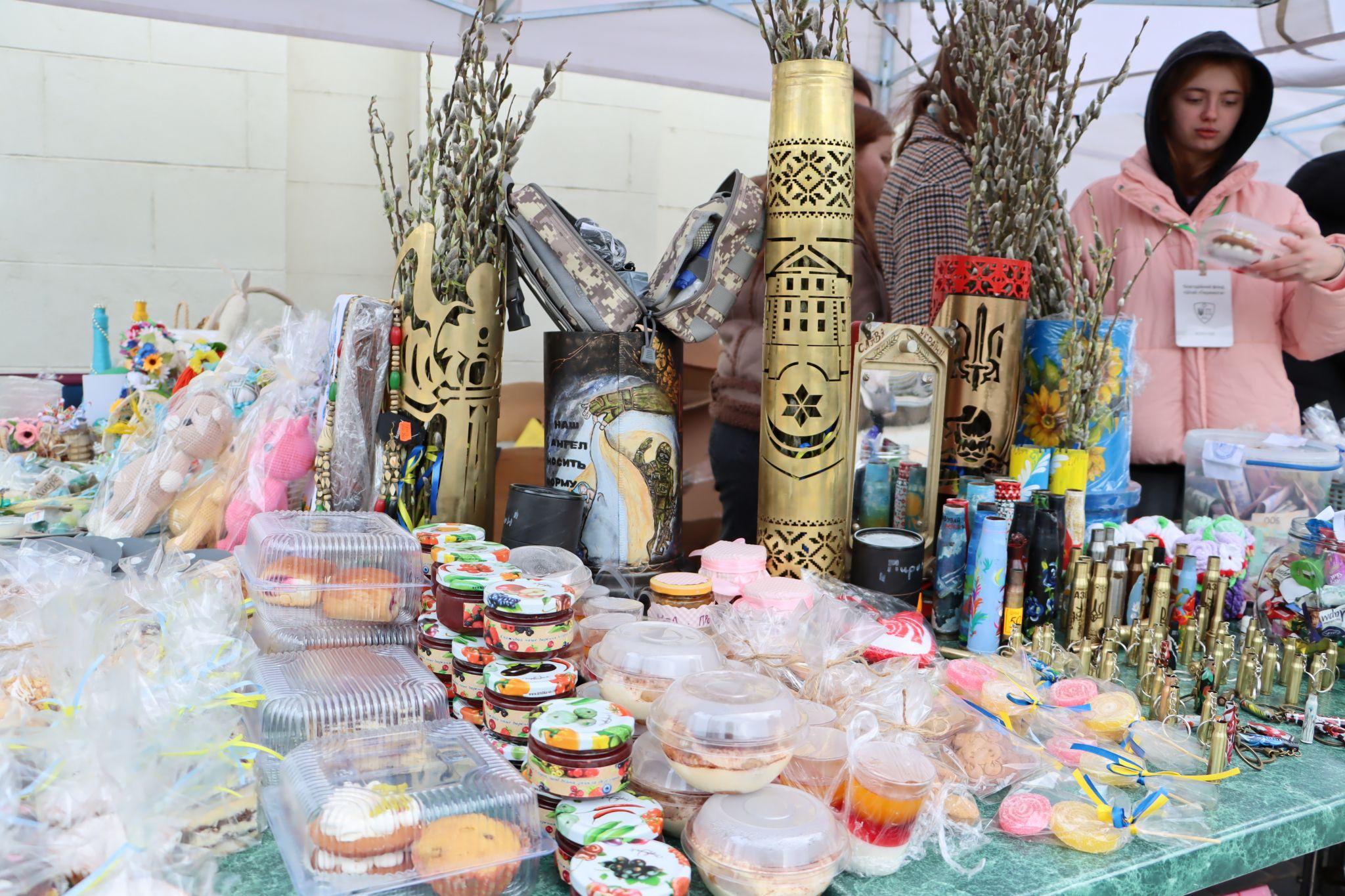 Новини Тернополя - фото з Волонтери ярмаркували у центрі Тернополя і збирали гроші на тактичні аптечки для захисників