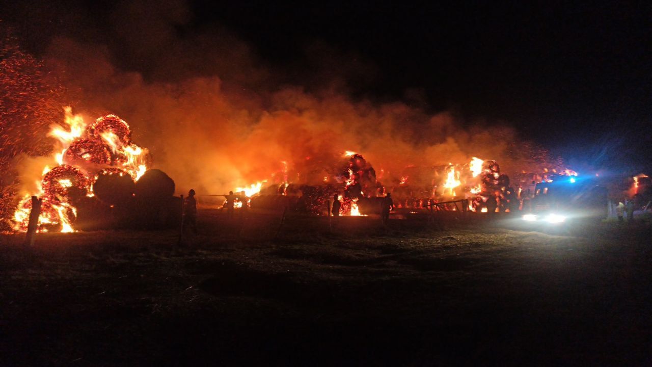 Новини Козятина - фото з Гасили цілу ніч. У Йосипівці згоріло близько 650 тюків соломи