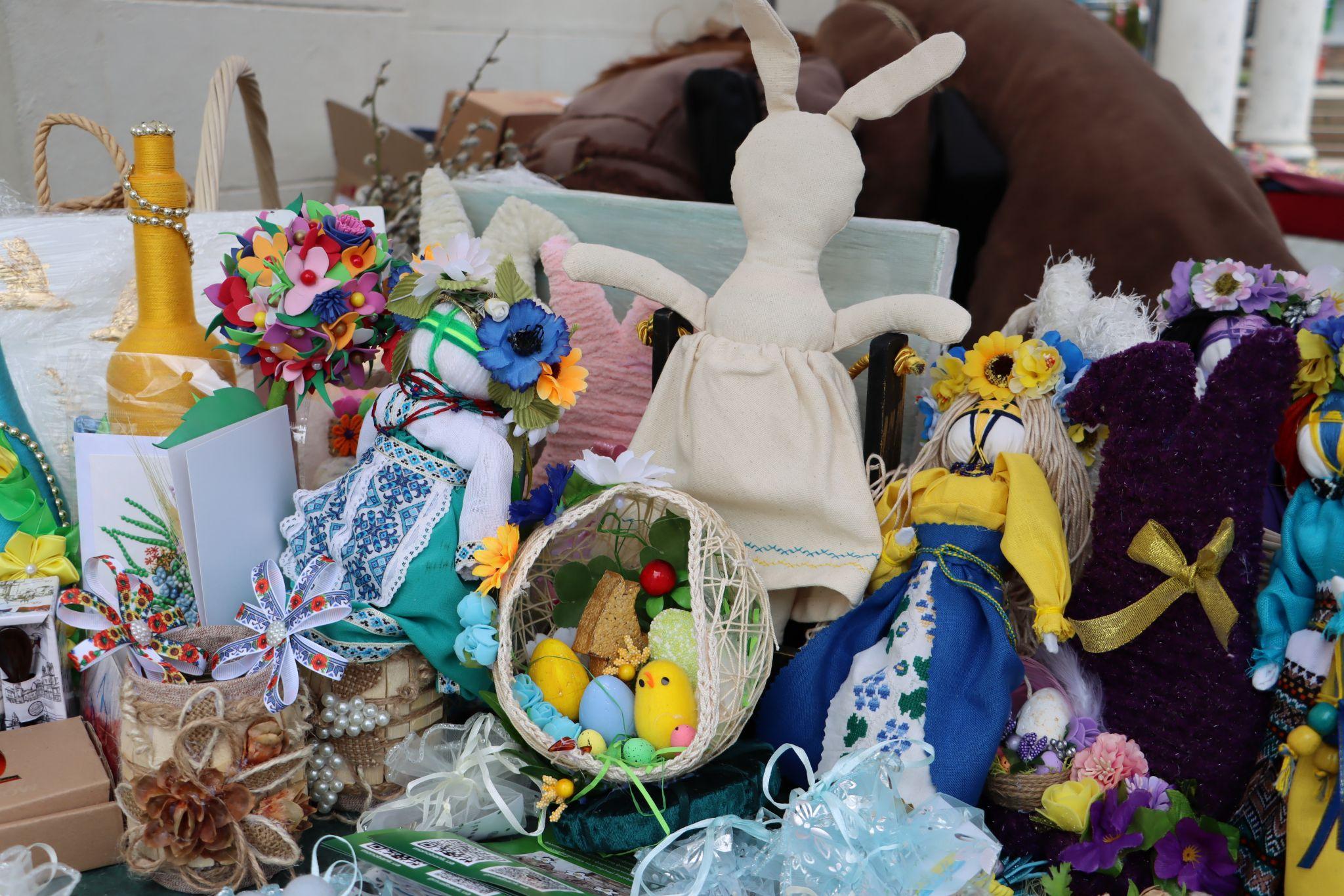 Новини Тернополя - фото з Волонтери ярмаркували у центрі Тернополя і збирали гроші на тактичні аптечки для захисників