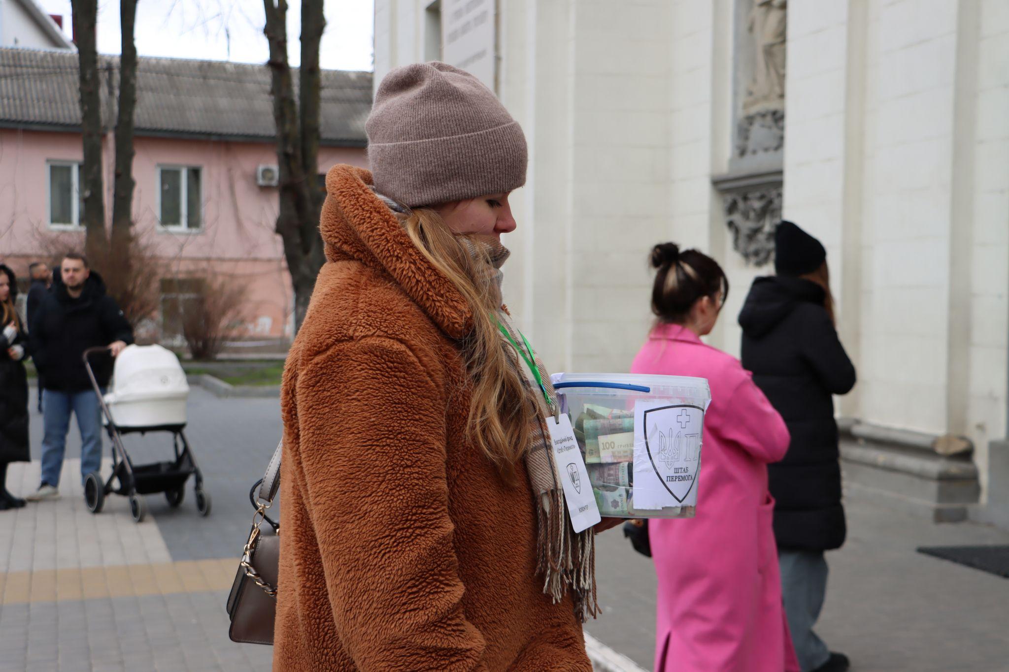 Новини Тернополя - фото з Волонтери ярмаркували у центрі Тернополя і збирали гроші на тактичні аптечки для захисників