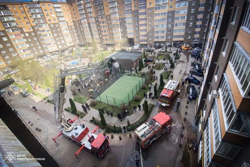 Новини Хмельницького - фото з У середмісті Хмельницького горіла багатоповерхівка: врятували двох дітей (ФОТО, ВІДЕО)