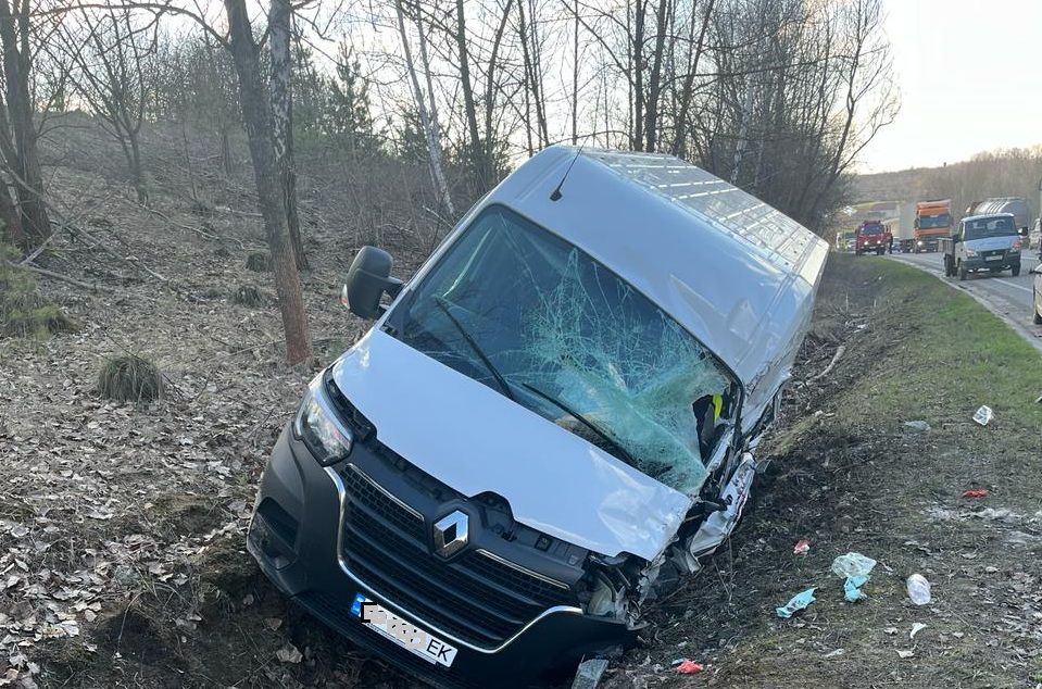 Новини Тернополя - фото з На трасі Тернопіль-Хмельницький ще одна ДТП: бус з тернопільськими номерами в кюветі