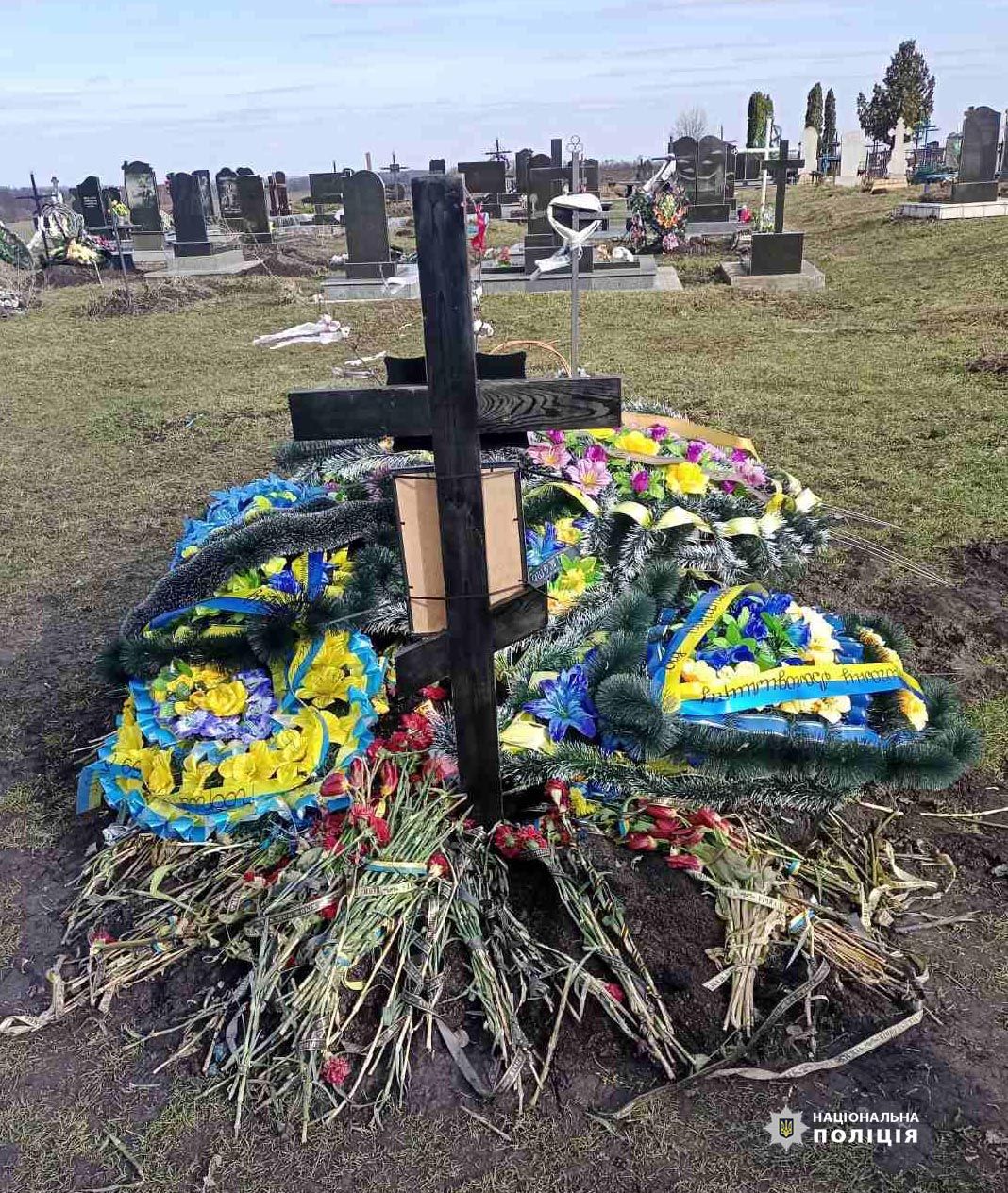 Новини Вінниці - фото з Викрав з могили військового прапори та статуетки: злодія засудили до шести років