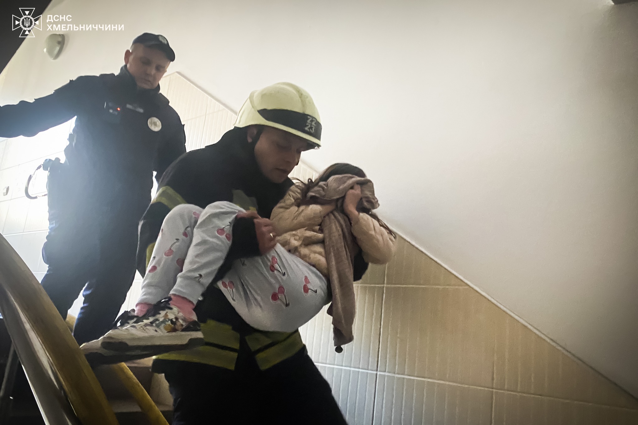 Новини Хмельницького - фото з У середмісті Хмельницького горіла багатоповерхівка: врятували двох дітей (ФОТО, ВІДЕО)