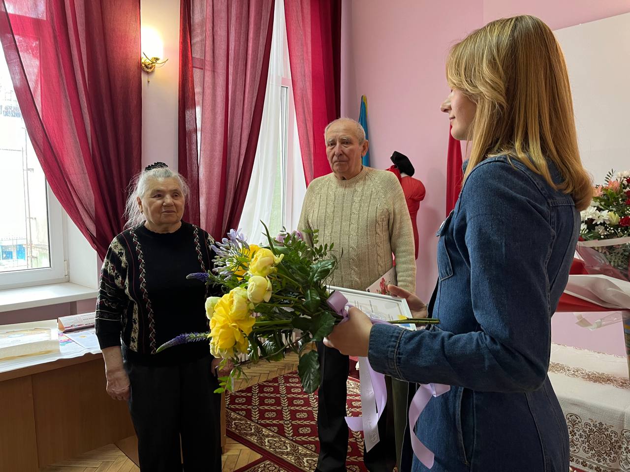 Новини Тернополя - фото з Кур’єрці газети «RIA плюс» – 80 років! Вітаємо нашу Ірину Авраменко з ювілеєм