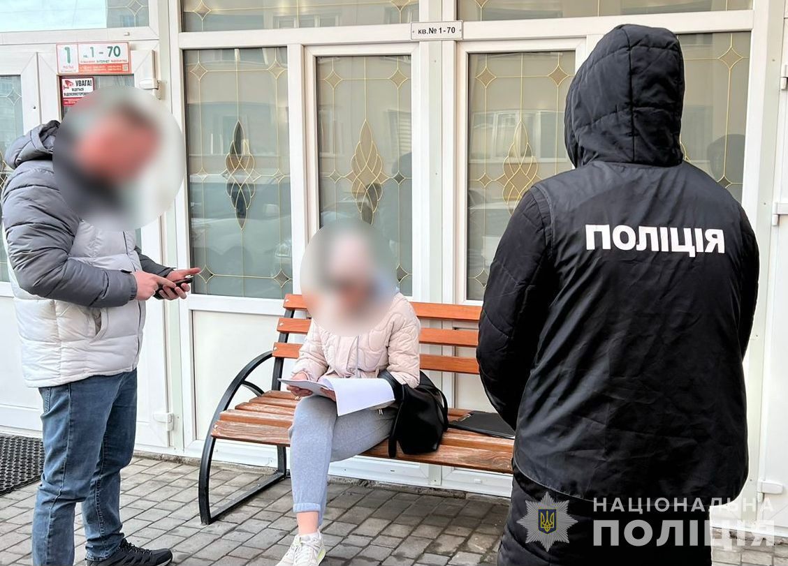 Новини Хмельницького - фото з 10 тисяч доларів за непридатність до служби: схема від представниці ТЦК і стоматолога May be an image of 3 people and text