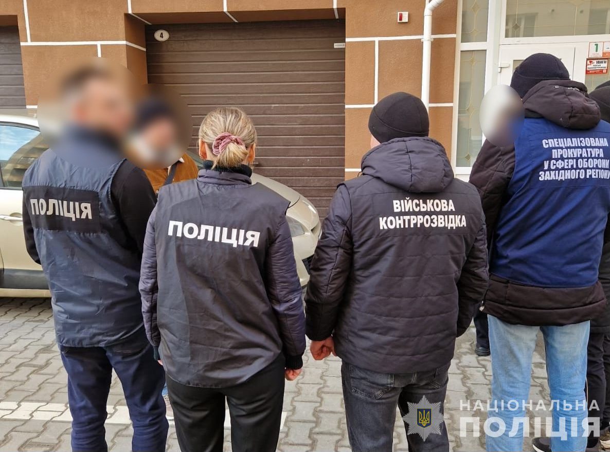 Новини Хмельницького - фото з 10 тисяч доларів за непридатність до служби: схема від представниці ТЦК і стоматолога May be an image of 4 people and text