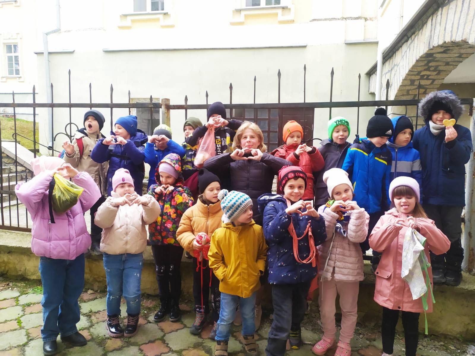 Новини Тернополя - фото з Маленькі кременчани виготовили солодощі для захисників