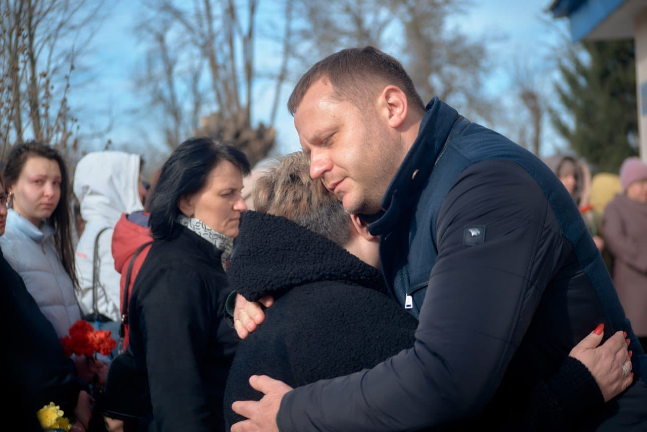 Возможно, это изображение 3 человека