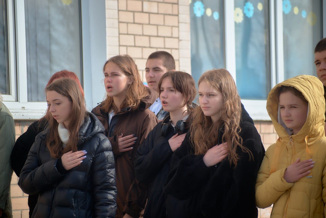 Возможно, это изображение 5 человек и люди учатся