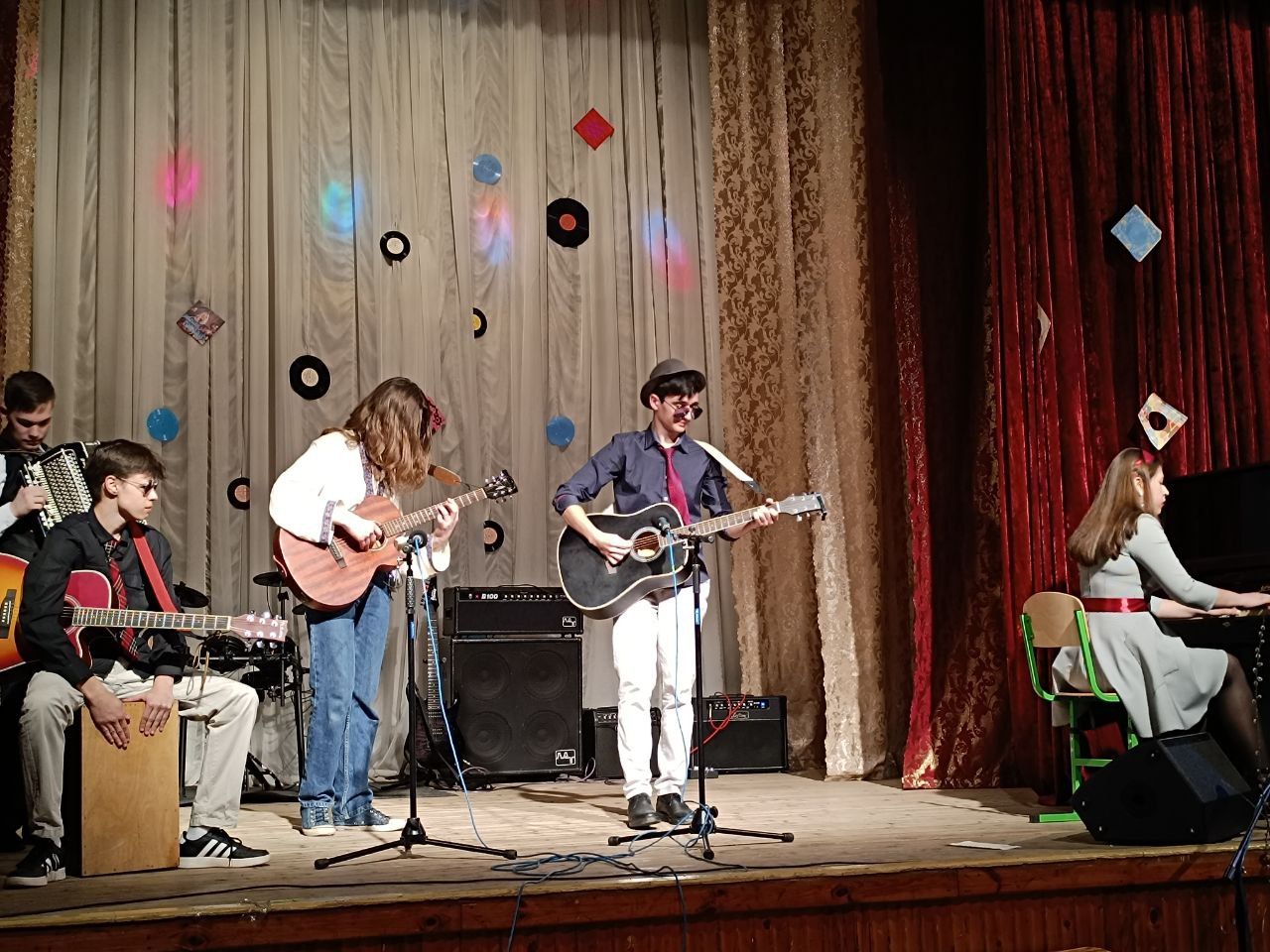 Новини Вінниці - фото з Зібрали 66 тисяч гривень на ЗСУ. В техколеджі відбувся благодійний бал в стилі 60-70 років