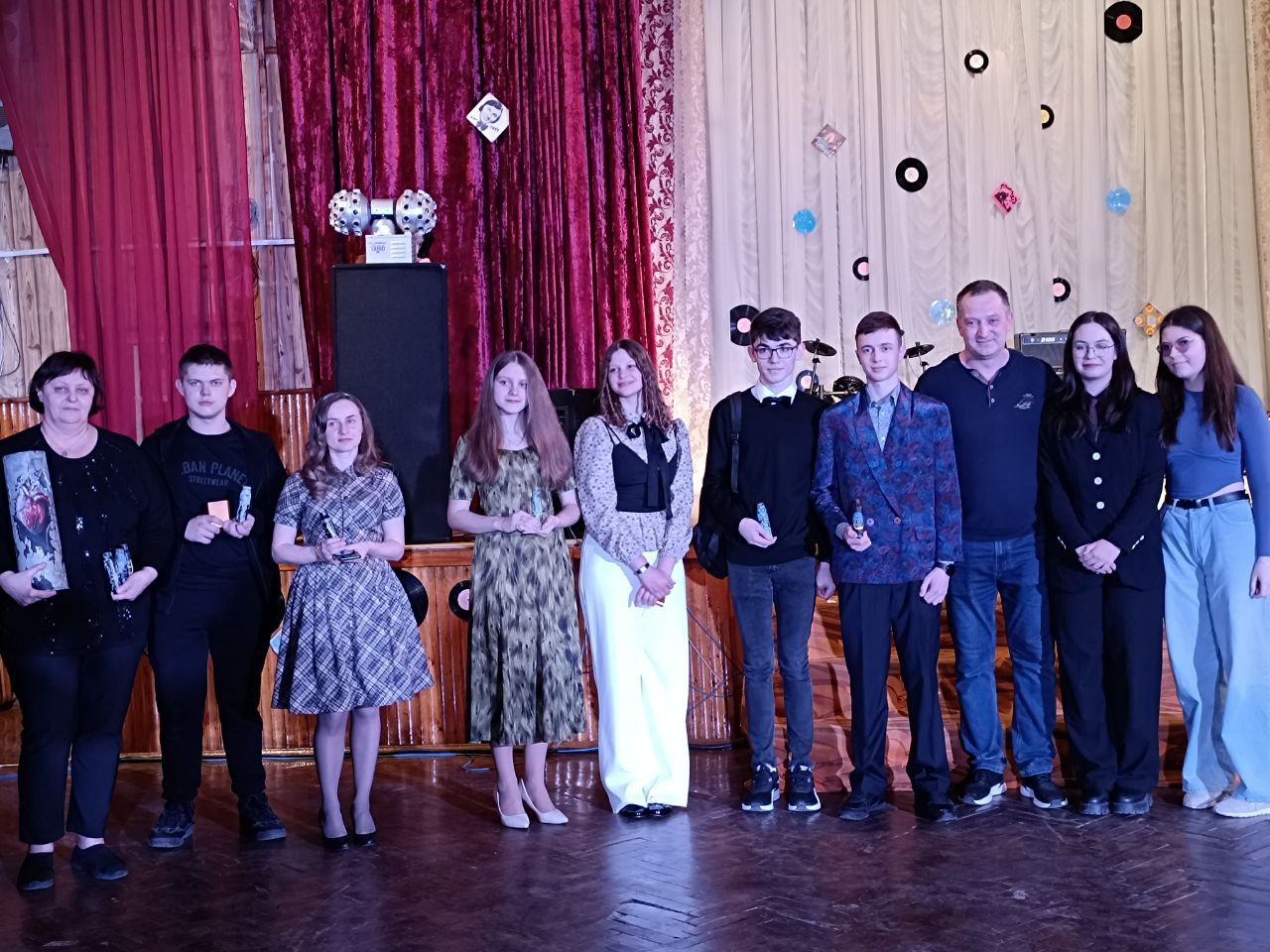 Новини Вінниці - фото з Зібрали 66 тисяч гривень на ЗСУ. В техколеджі відбувся благодійний бал в стилі 60-70 років