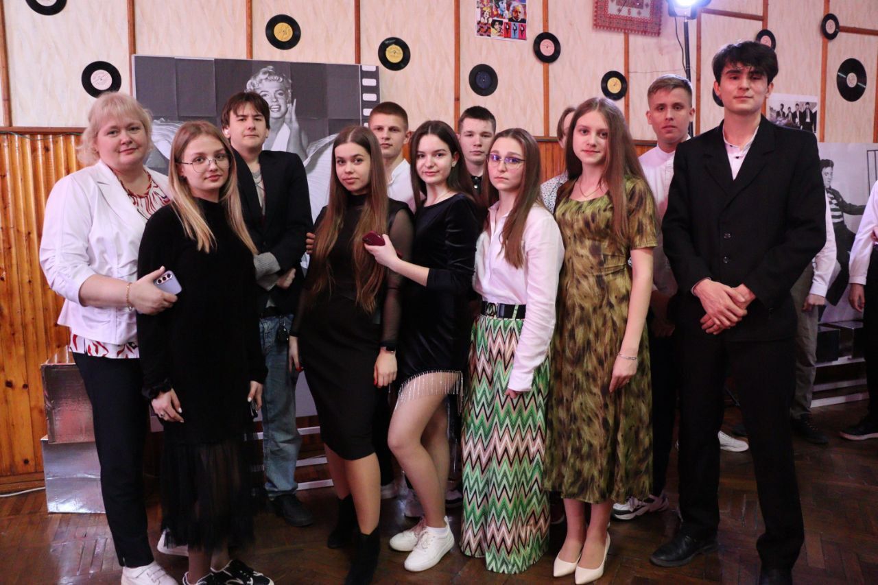 Новини Вінниці - фото з Зібрали 66 тисяч гривень на ЗСУ. В техколеджі відбувся благодійний бал в стилі 60-70 років