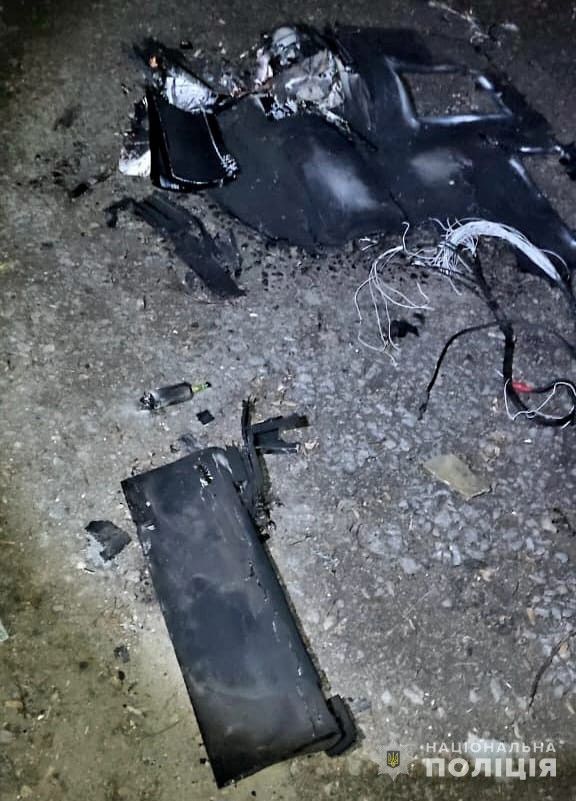 Новини Вінниці - фото з У поліції показали уламки ворожого дрона, що вибухнув біля будинку на Вінниччині
