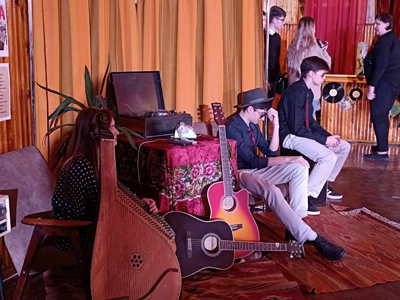 Новини Вінниці - фото з Зібрали 66 тисяч гривень на ЗСУ. В техколеджі відбувся благодійний бал в стилі 60-70 років