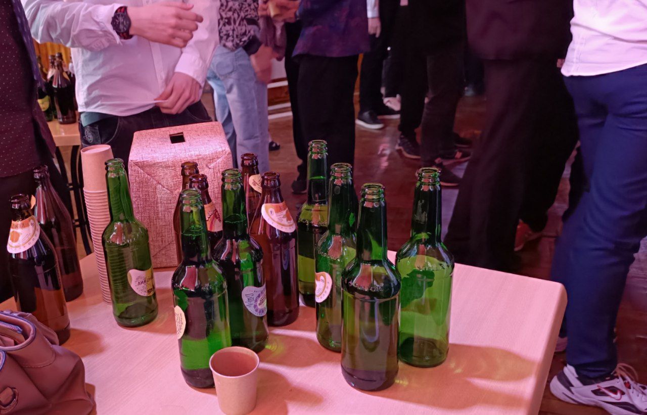 Новини Вінниці - фото з Зібрали 66 тисяч гривень на ЗСУ. В техколеджі відбувся благодійний бал в стилі 60-70 років