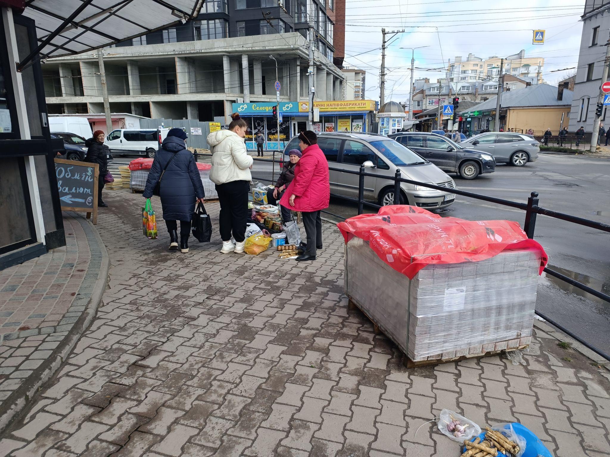 Новини Тернополя - фото з Знімають асфальт та кладуть нову бруківку: на вулиці Торговиці знижують висоту бордюрів