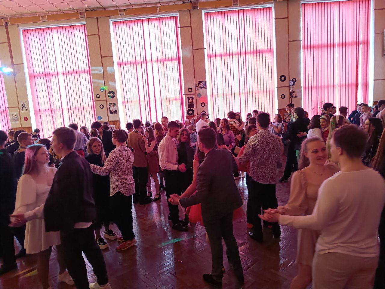 Новини Вінниці - фото з Зібрали 66 тисяч гривень на ЗСУ. В техколеджі відбувся благодійний бал в стилі 60-70 років