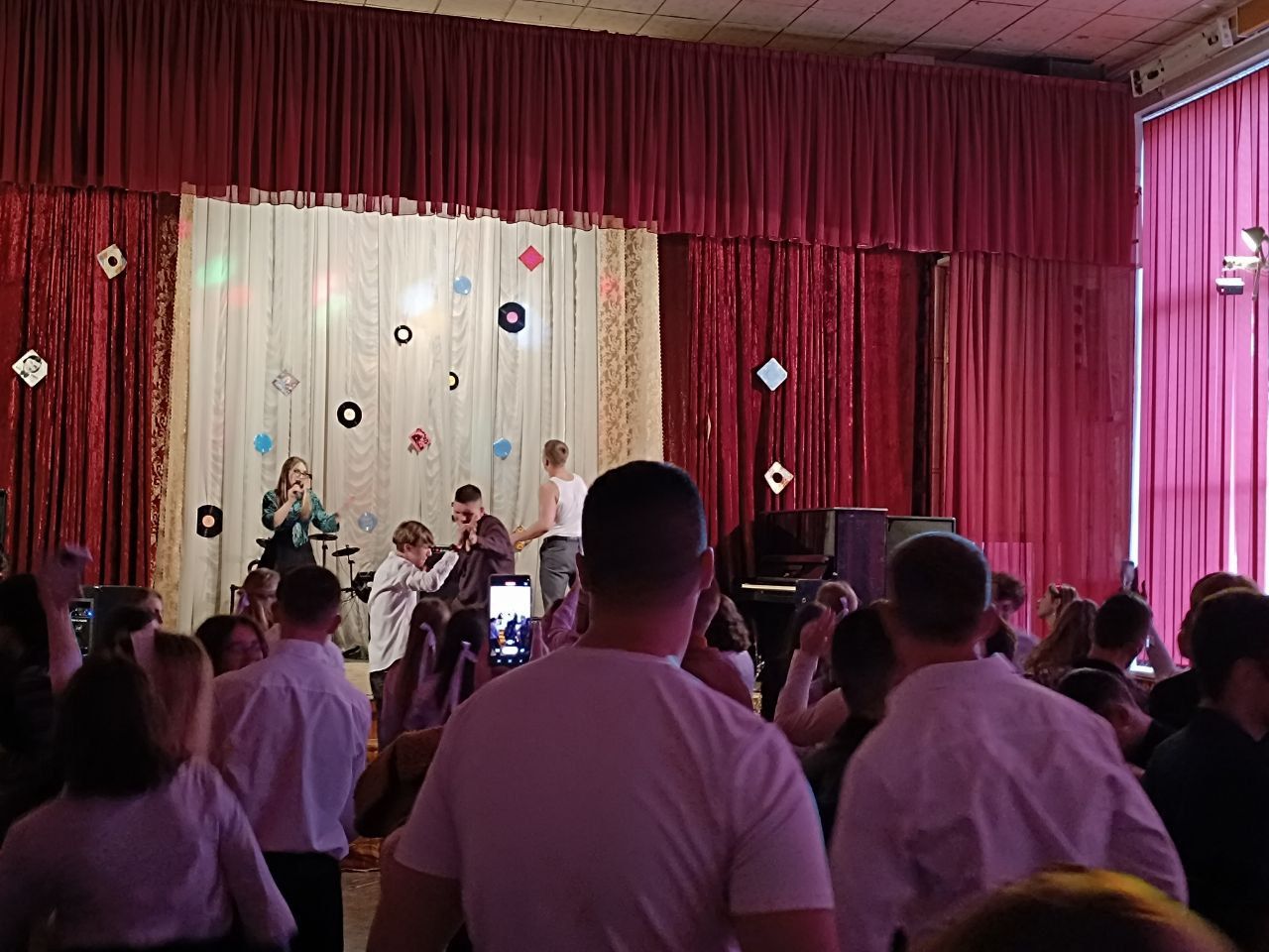 Новини Вінниці - фото з Зібрали 66 тисяч гривень на ЗСУ. В техколеджі відбувся благодійний бал в стилі 60-70 років