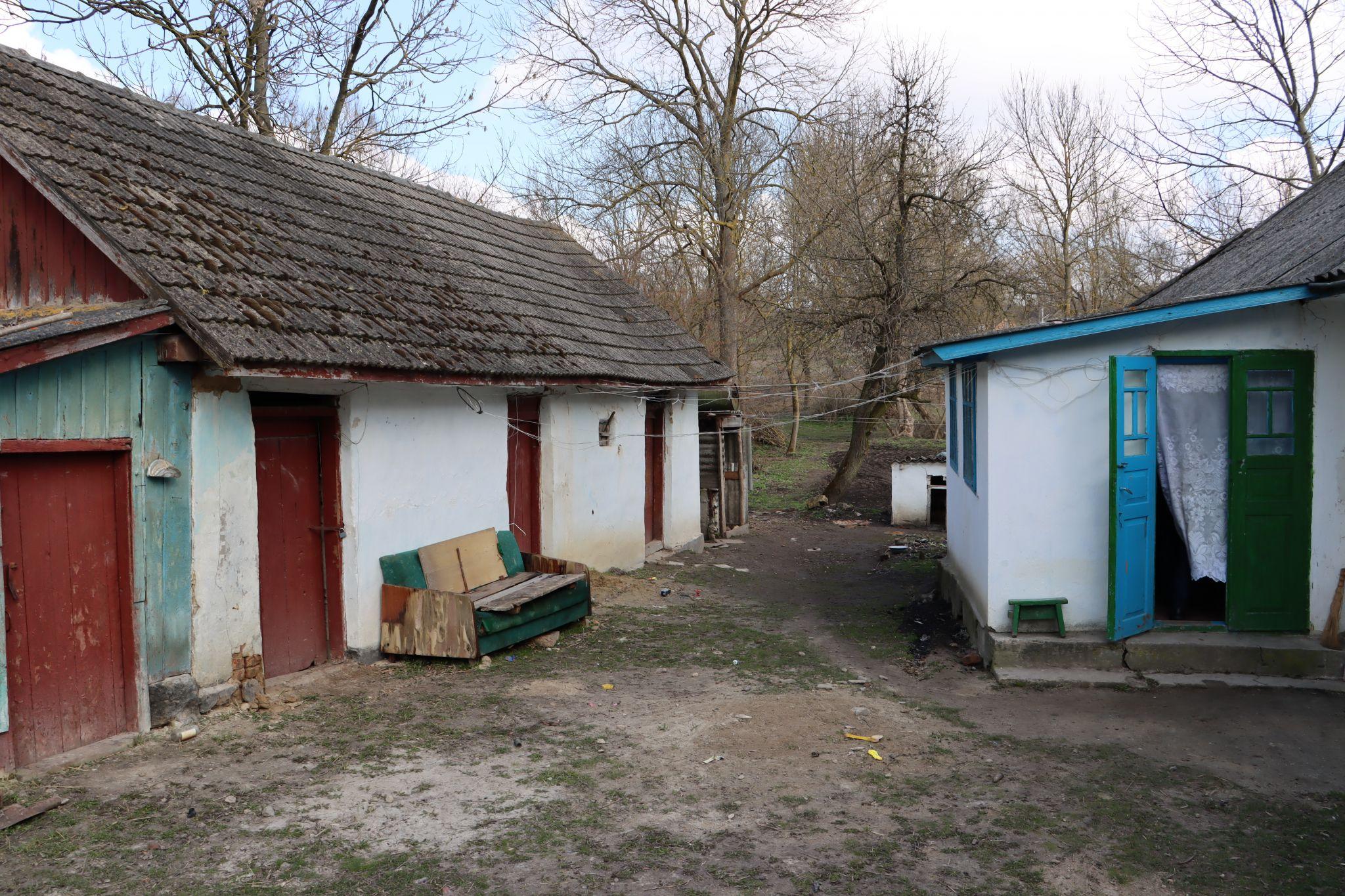 Новини Тернополя - фото з Як отець Філюк та мешканці села Шушківці відновили покинуті хати для переселенців. Репортаж