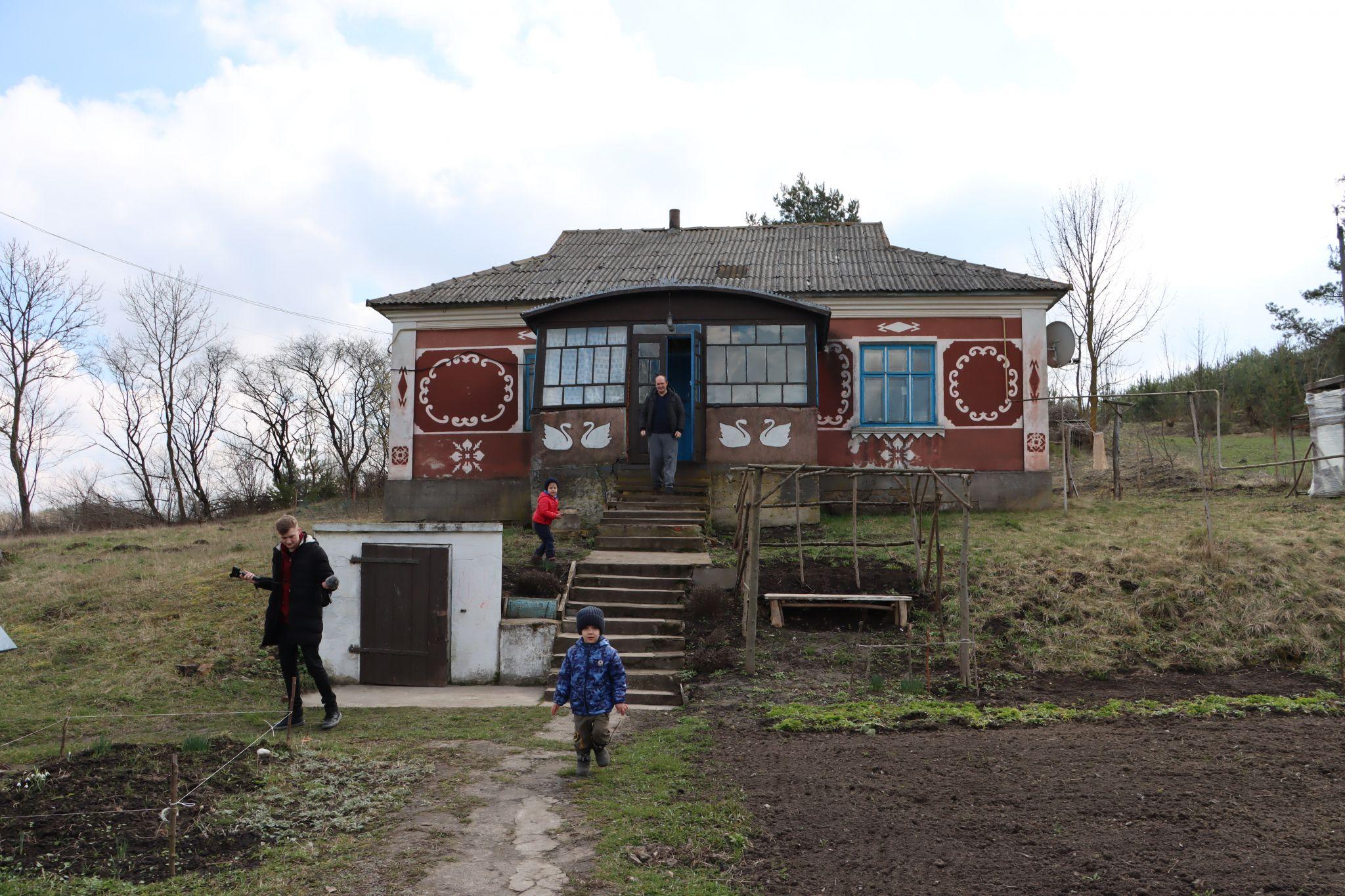 Новини Тернополя - фото з Як отець Філюк та мешканці села Шушківці відновили покинуті хати для переселенців. Репортаж