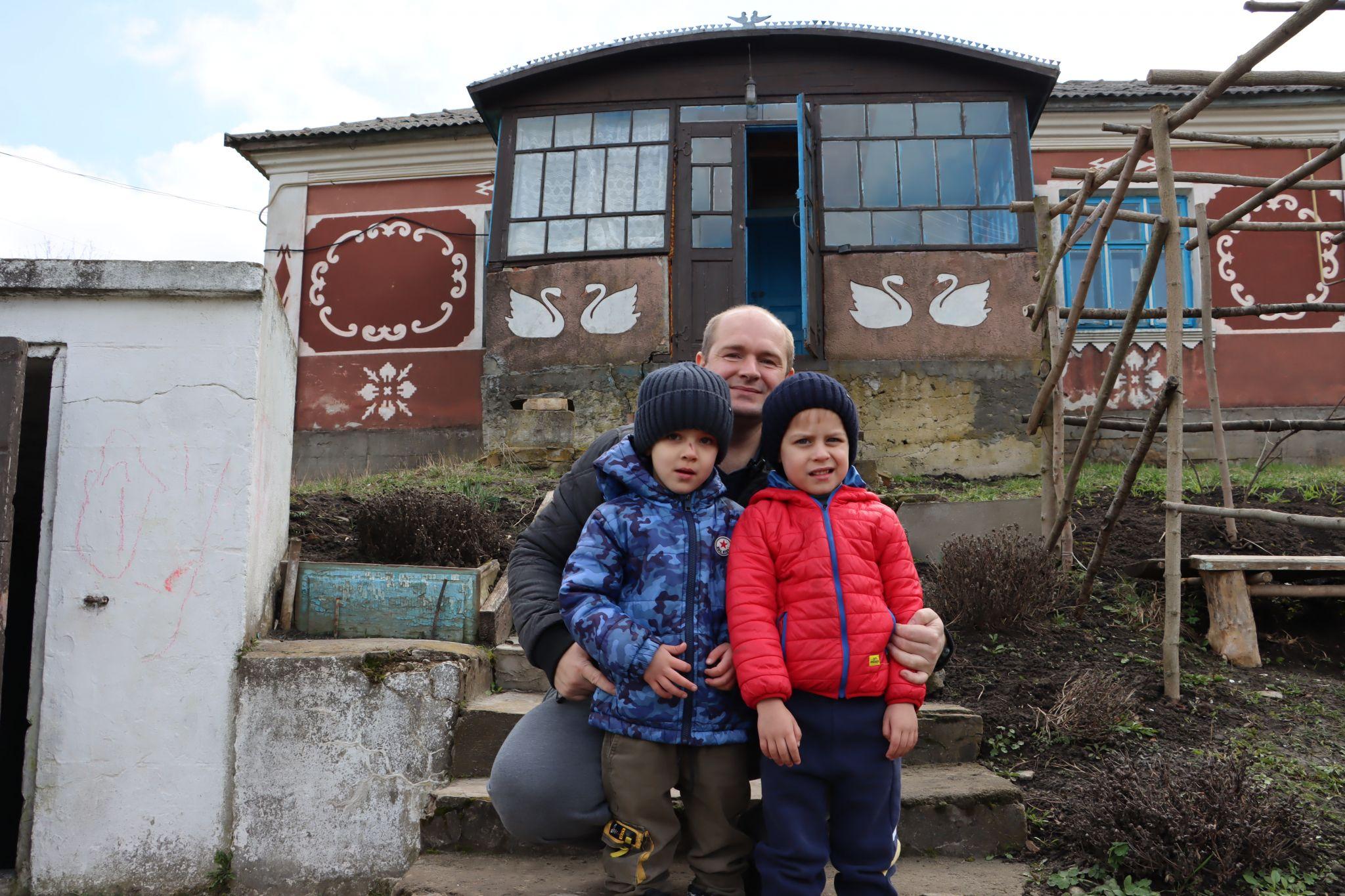 Новини Тернополя - фото з Як отець Філюк та мешканці села Шушківці відновили покинуті хати для переселенців. Репортаж