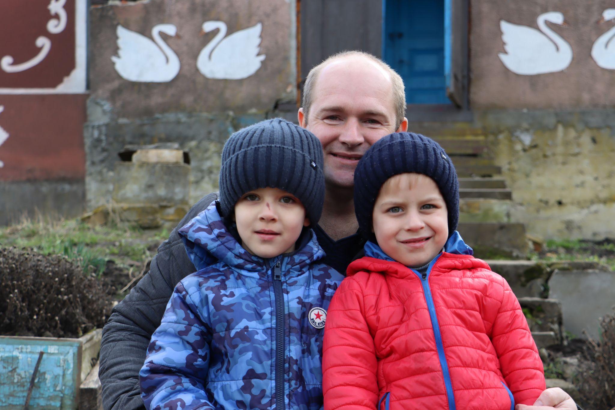 Новини Тернополя - фото з Як отець Філюк та мешканці села Шушківці відновили покинуті хати для переселенців. Репортаж