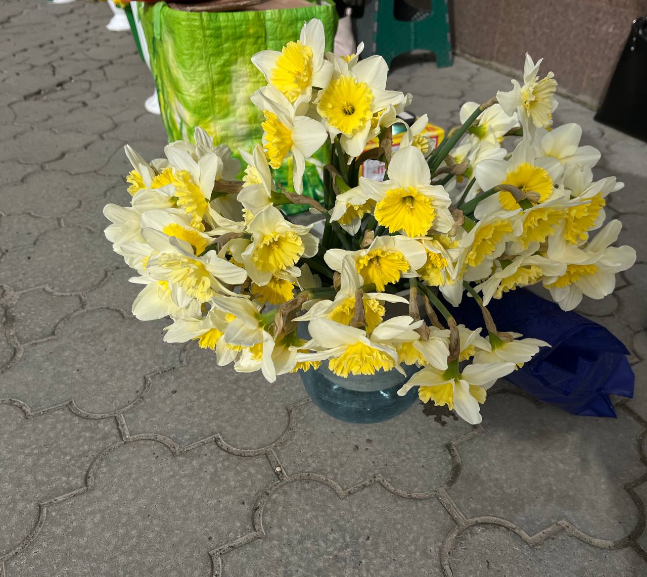 Новини Тернополя - фото з На вулицях Тернополя масово продають нарциси (ФОТО ДНЯ)