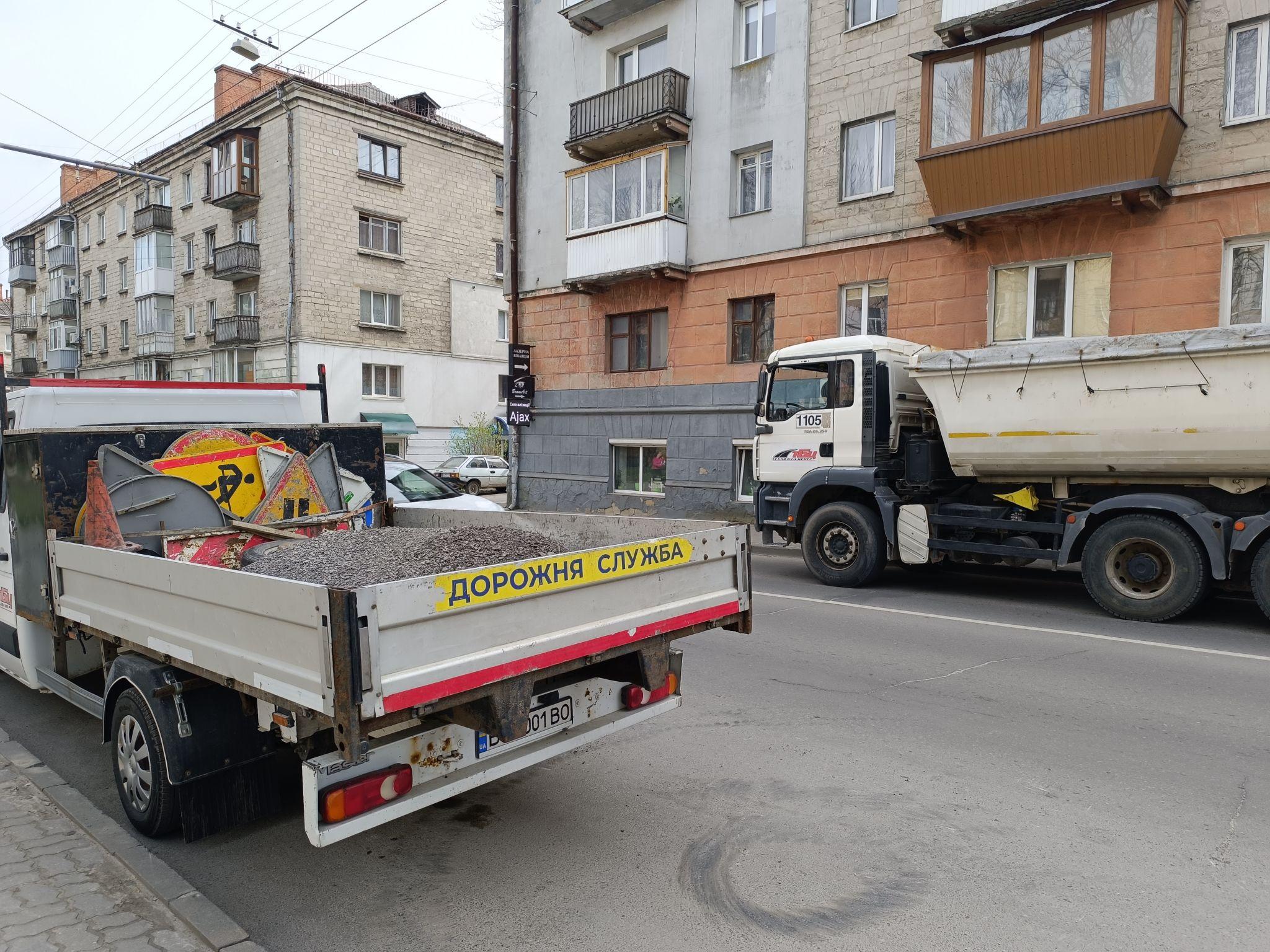 Новини Тернополя - фото з На Замковій ремонтують дорогу: рух автомобілів ускладнений