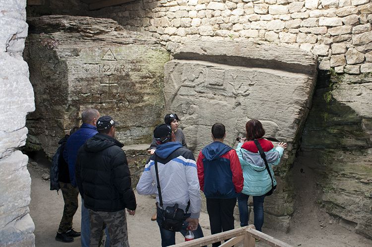 Новини Вінниці - фото з Скандал навколо Буші: на аукціоні продали історичний шмат гори, люди – встали на захист