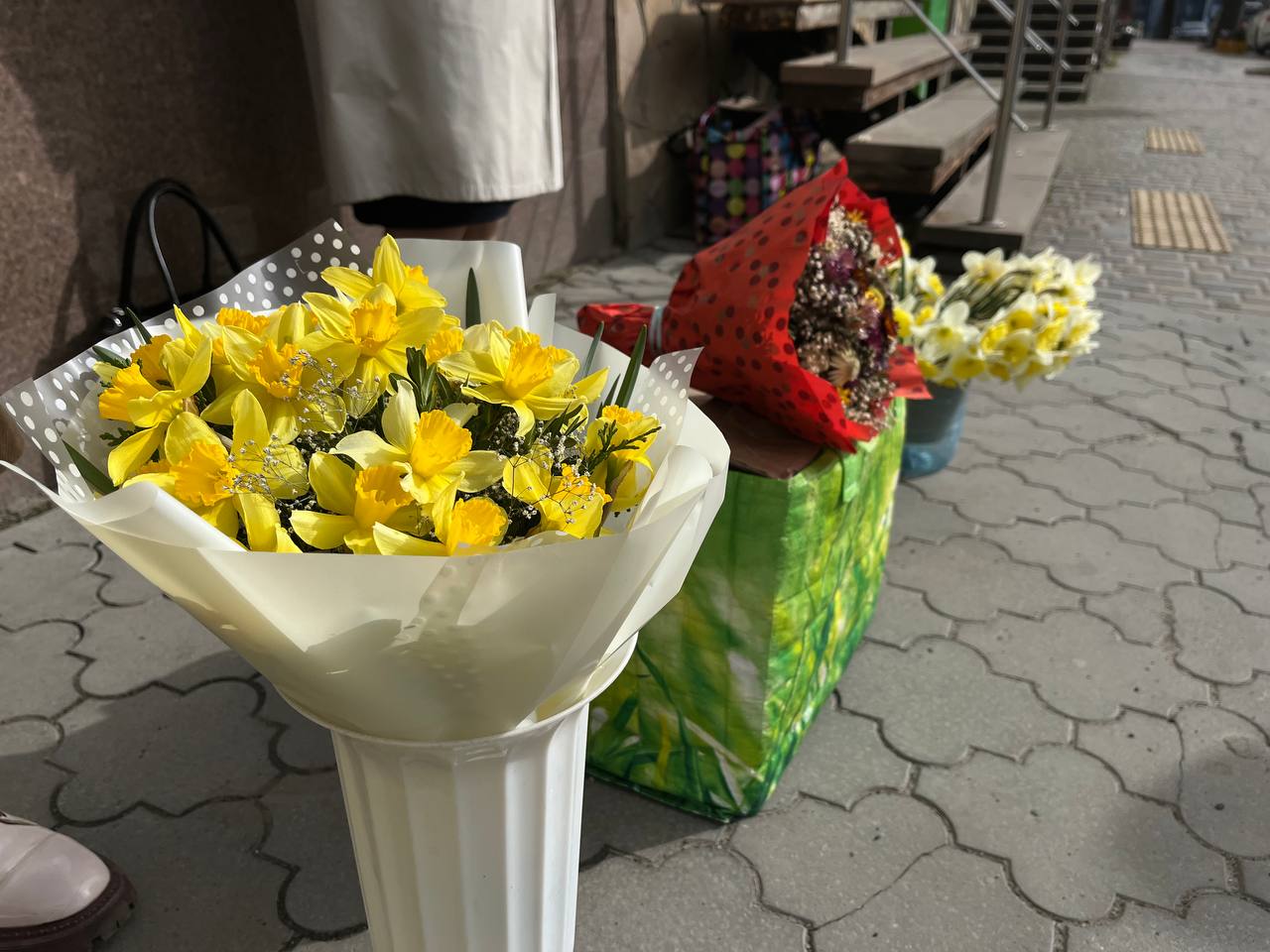 Новини Тернополя - фото з На вулицях Тернополя масово продають нарциси (ФОТО ДНЯ)