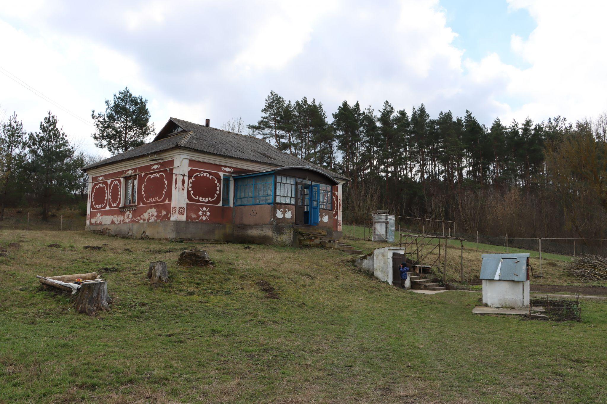 Новини Тернополя - фото з Як отець Філюк та мешканці села Шушківці відновили покинуті хати для переселенців. Репортаж