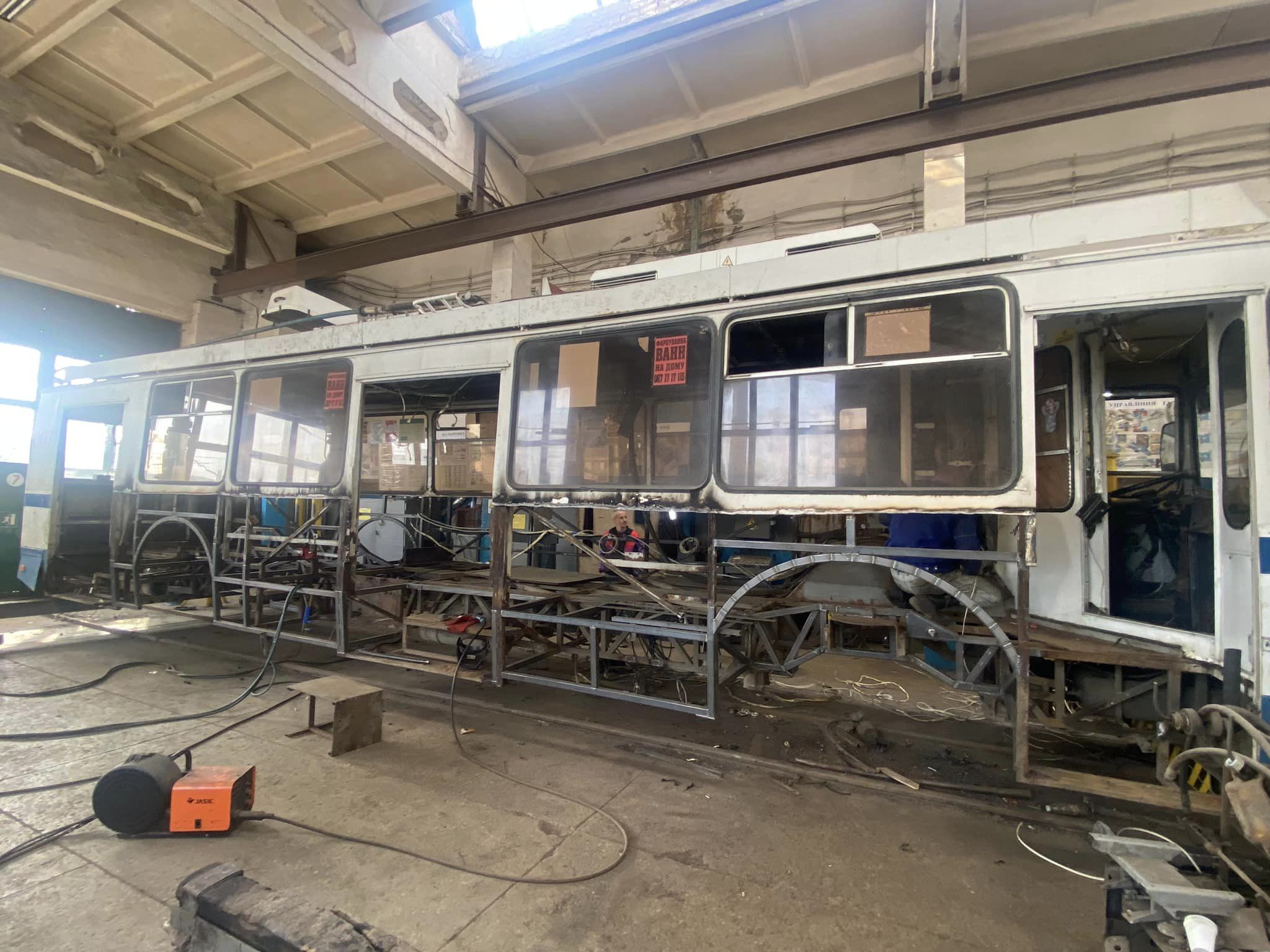 Новини Хмельницького - фото з У Хмельницькому двом тролейбусам роблять капремонт На зображенні може бути: канатна дорога та потяг