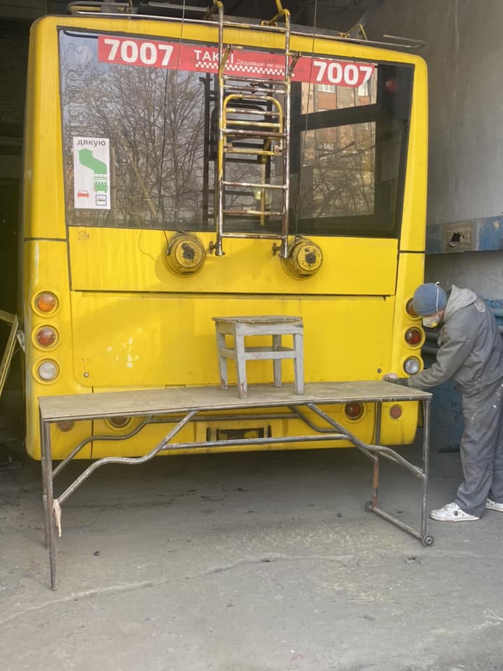 Новини Хмельницького - фото з У Хмельницькому двом тролейбусам роблять капремонт На зображенні може бути: 1 особа, службовий транспортний засіб та текст